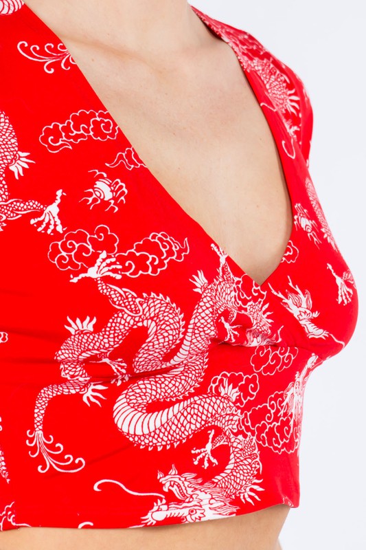 SHORT-SLEEVED CROP TOP WITH V-NECK WITH DRAGON PRINT.