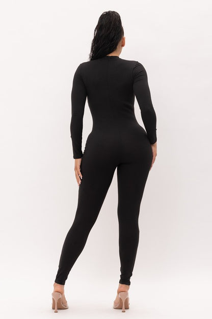 Mono de manga larga cortado con cuello falso y una pierna cortada con láser