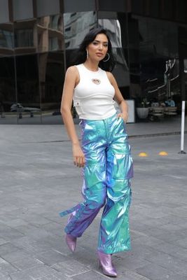 Metallic pink cargo pants fashion at your fingertips 100% NYLON MEDE IN CHINA (Copia)
