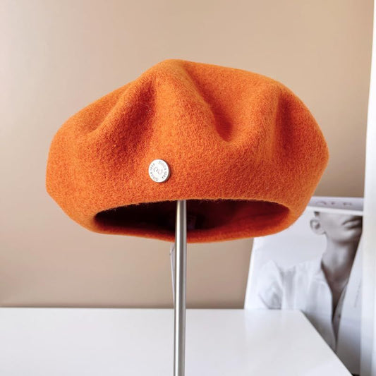 Spanish Wool Beret Hat Female Elegant French Painter Hat Badge Satin Lined British Retro Stewardess Hat Coral Color M (56-58cm)